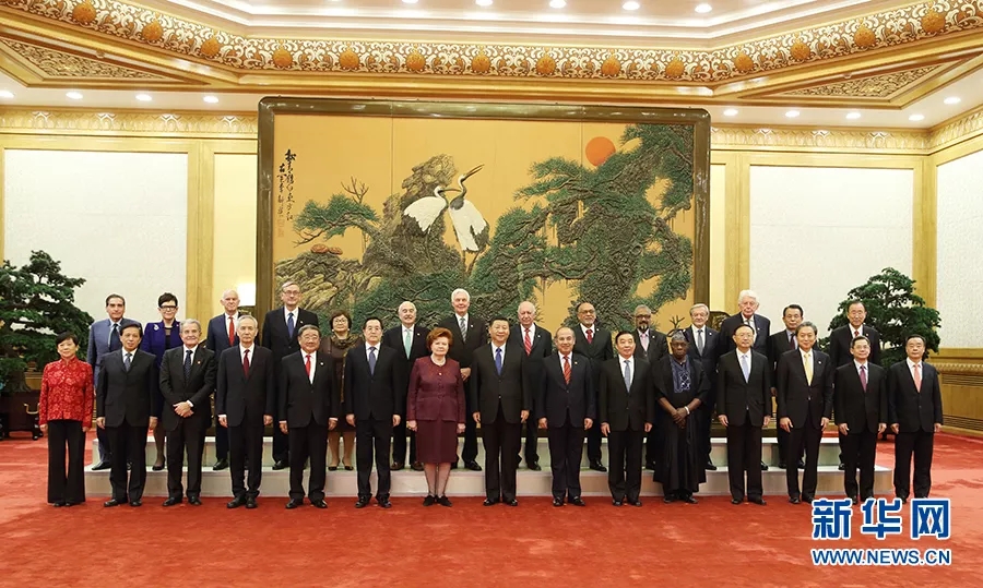 这是会见前,国家主席习近平同外方嘉宾集体合影。 新华社记者 姚大伟/摄