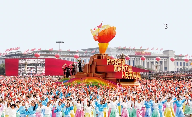 2019年10月1日,庆祝中华人民共和国成立70周年大会在北京天安门广场隆重举行。这是群众游行中的“凝心铸魂”方阵。 新华社记者 李欣/摄