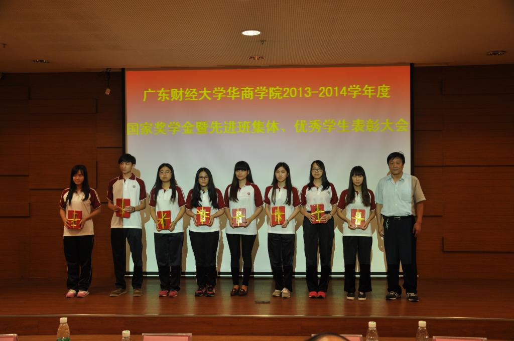 图7:王中德副院长为优秀生代表颁奖